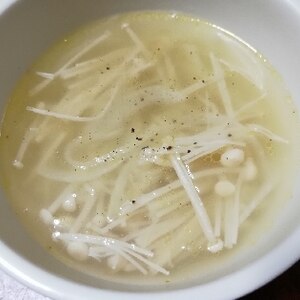玉ねぎとえのきのコンソメスープ